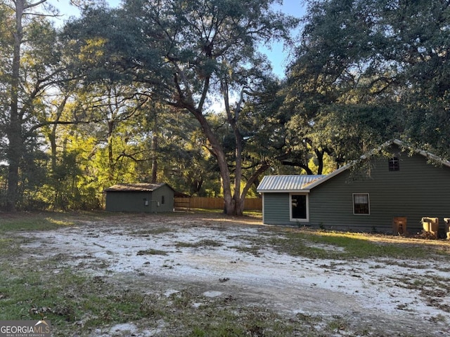 view of yard with a storage shed