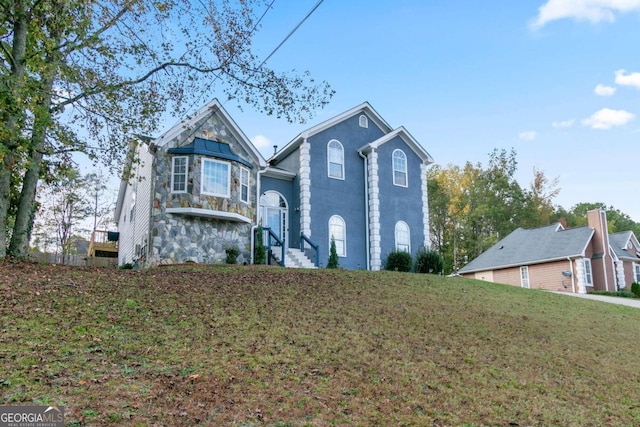 front facade featuring a front lawn