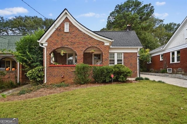 view of front of home featuring a front lawn