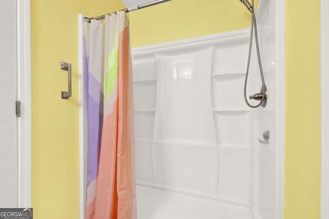 bathroom featuring a shower with shower curtain