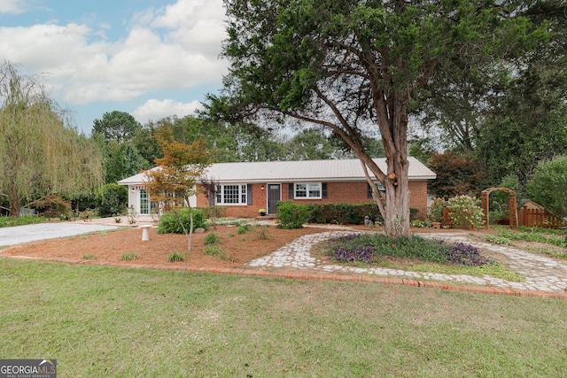 single story home with a front yard