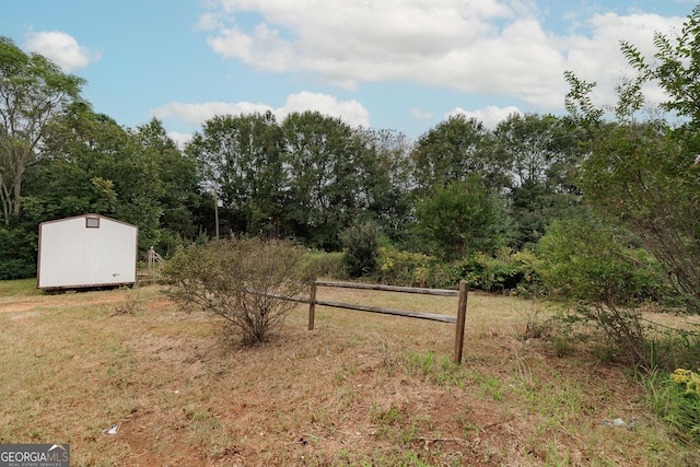 view of yard featuring a shed