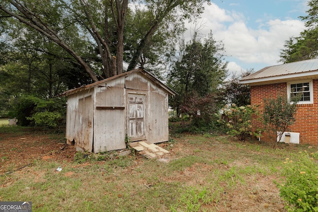 view of outdoor structure featuring a yard