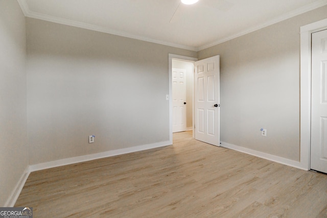 unfurnished room featuring light hardwood / wood-style floors, crown molding, and ceiling fan