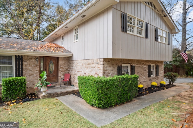 view of front of property with a front yard