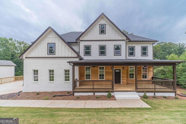 view of front facade with a front lawn and covered porch