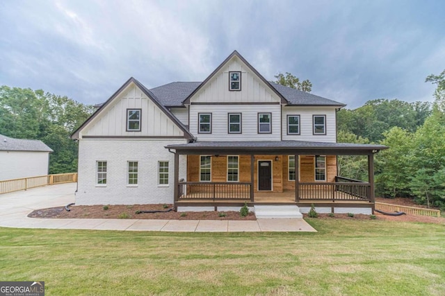 view of front of home featuring covered porch and a front lawn