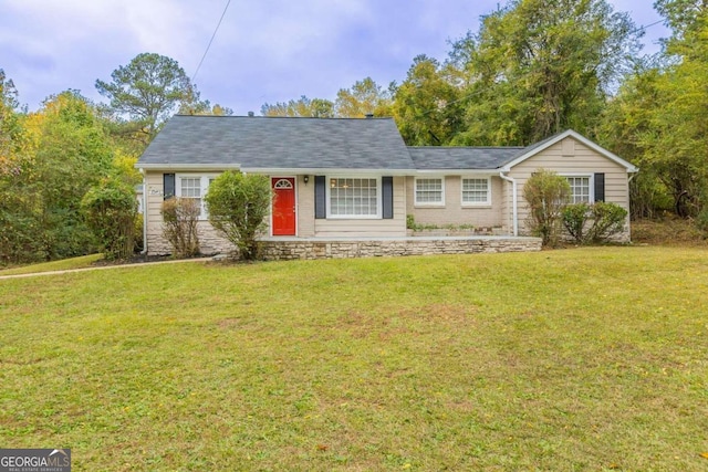 single story home with a front yard