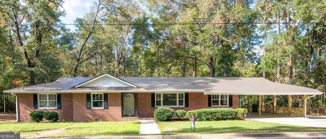 ranch-style house featuring a front lawn and a carport