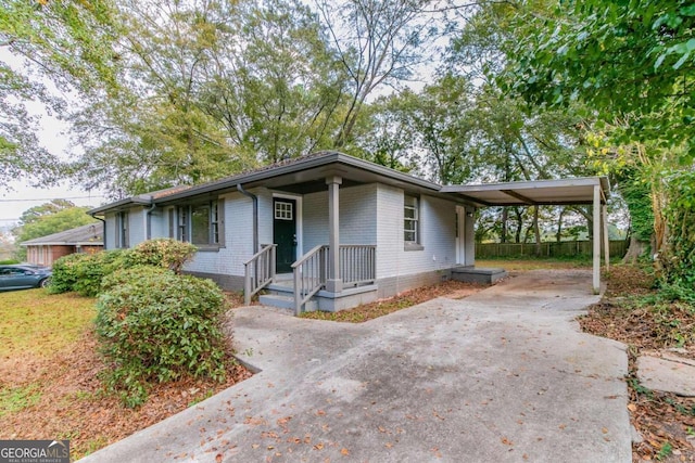 view of front of property featuring a carport