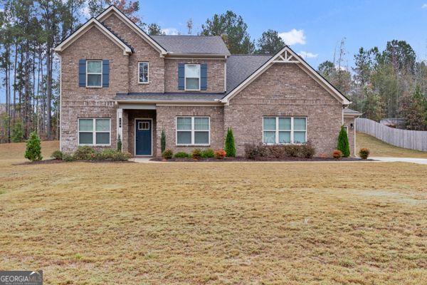 view of front of property featuring a front lawn