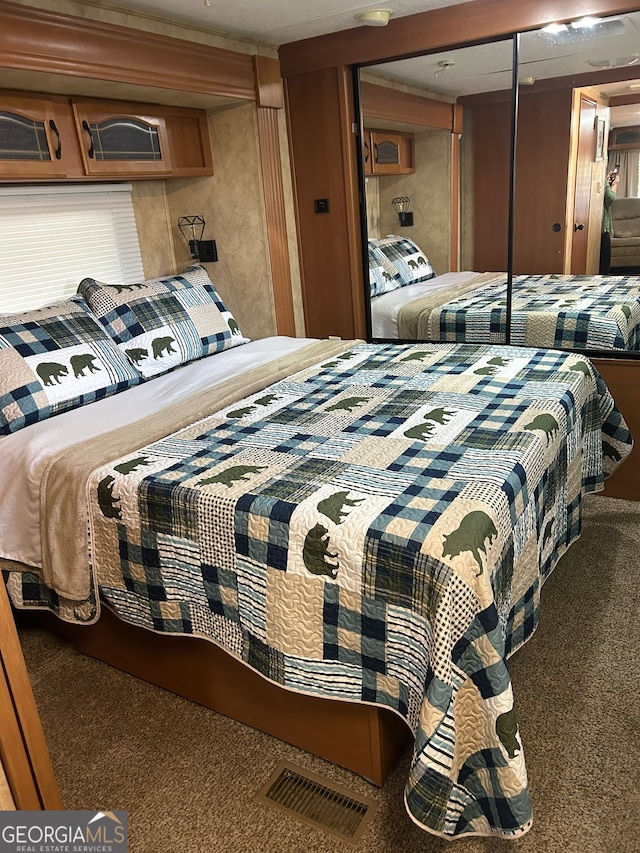 bedroom featuring carpet flooring and a closet