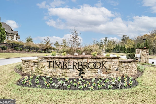 community sign with a lawn