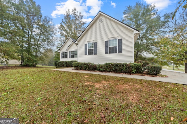 view of front of property with a front yard