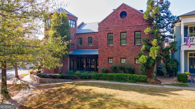 view of front of home with a front lawn