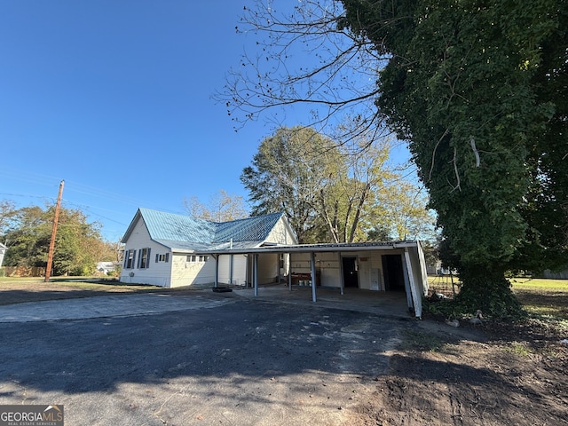 view of front of property featuring a carport