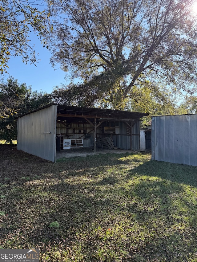 view of outdoor structure with a yard