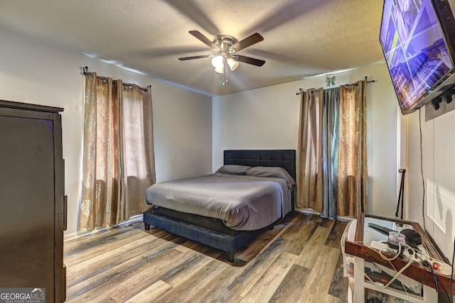 bedroom featuring a textured ceiling, hardwood / wood-style flooring, and ceiling fan