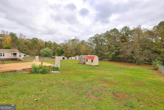 view of yard with a shed