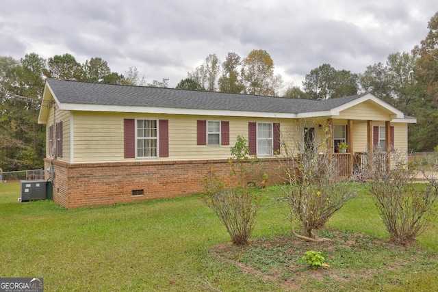 single story home featuring central AC, a front lawn, and covered porch