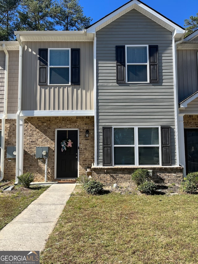 view of front of home featuring a front lawn