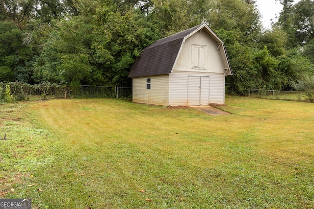 view of yard with an outbuilding