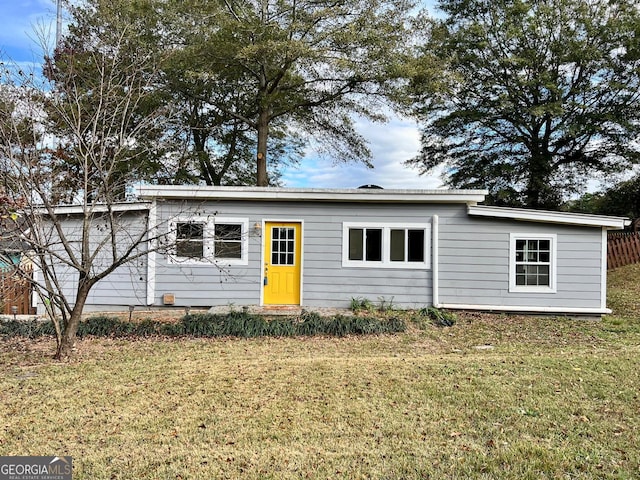 view of front of property featuring a front yard