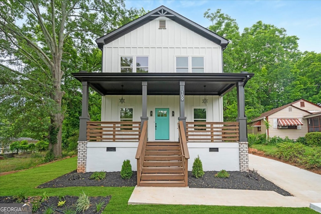 view of front of property with a porch and a front yard