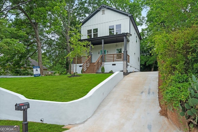 view of front of house featuring a front lawn and covered porch