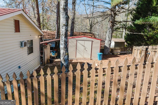 view of yard featuring a shed