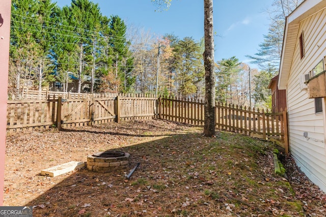 view of yard featuring a fire pit