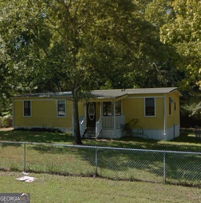 view of front facade featuring a front yard and a porch