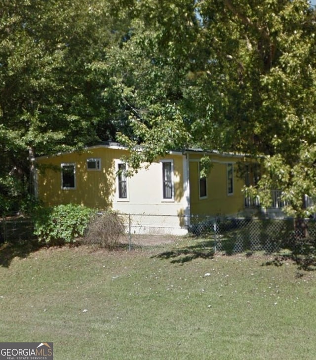 view of front of home featuring a front lawn