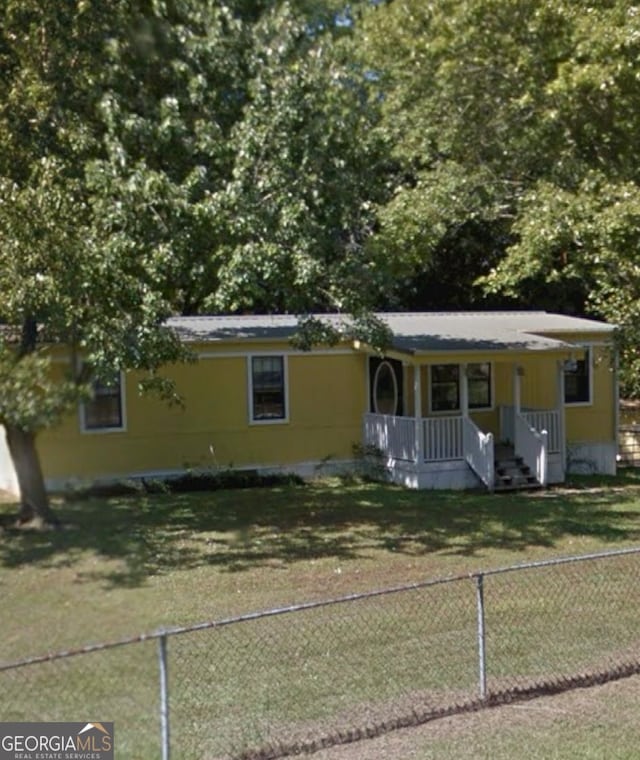 view of front of property featuring covered porch and a front lawn