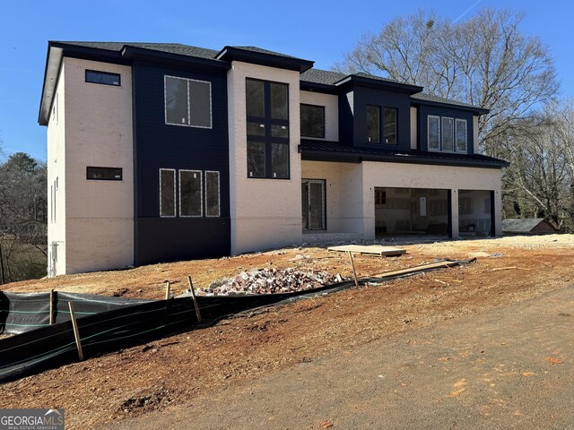 view of front facade featuring a garage and a front yard