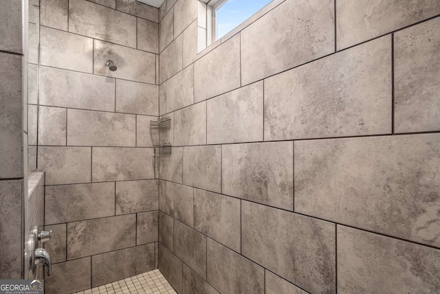 room details featuring tiled shower