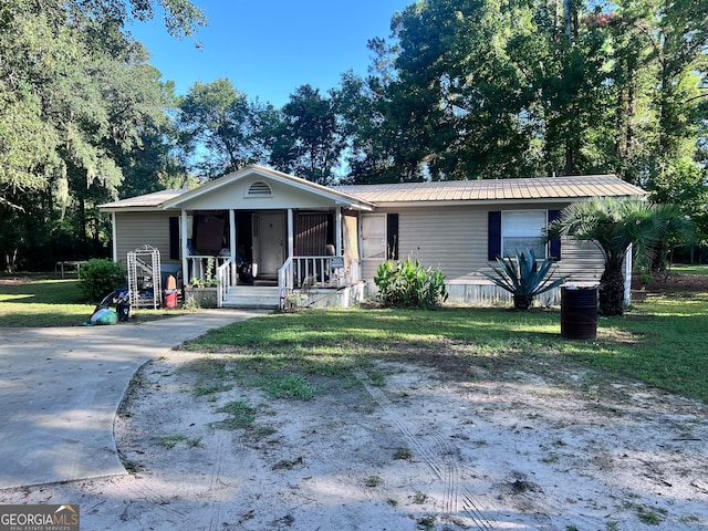 view of front of house featuring a porch and a front yard