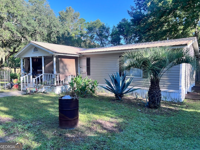 view of front of home featuring a front yard