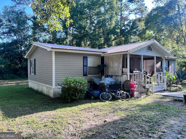 view of front of home featuring a front yard