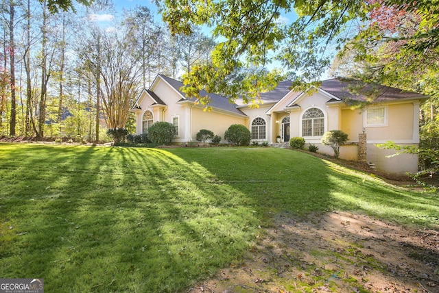 single story home featuring a front lawn