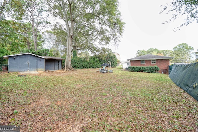 view of yard with a storage unit