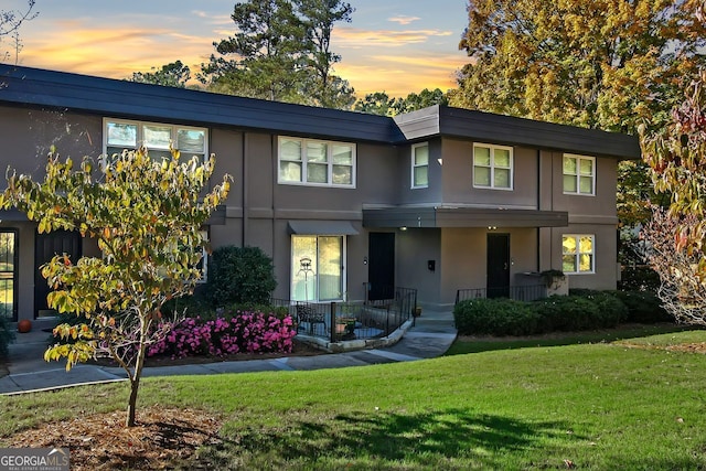 view of front of house featuring a yard