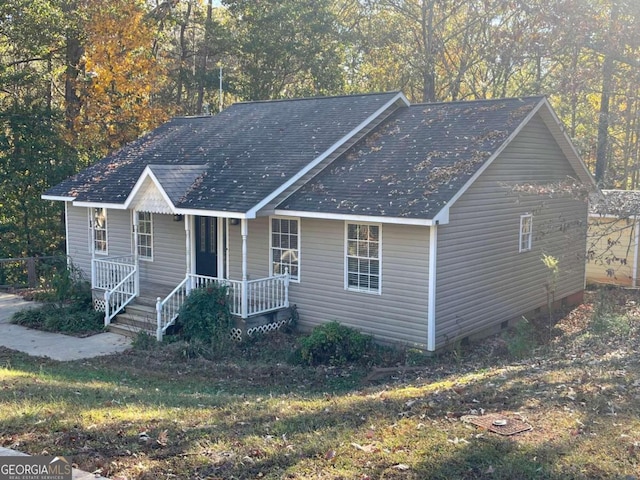 view of front of property featuring covered porch and a front lawn