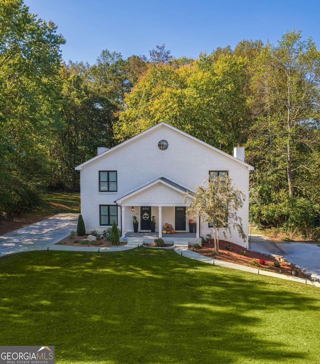 view of front of home featuring a front lawn