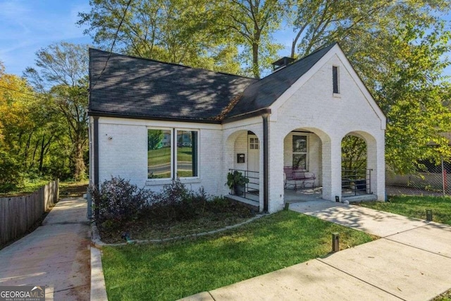 view of front facade featuring a front lawn and covered porch