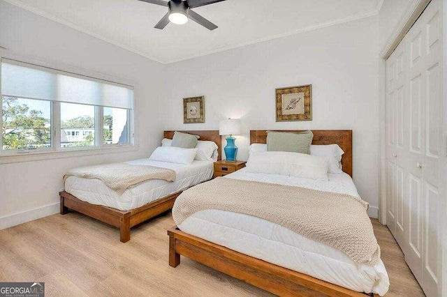 bedroom featuring ceiling fan, a closet, crown molding, and light hardwood / wood-style flooring