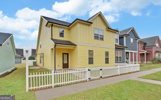 view of front of property featuring a front lawn