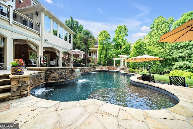 view of pool featuring a pergola and pool water feature