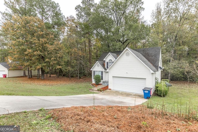 view of front of property featuring a front yard