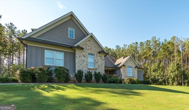 view of front facade featuring a front lawn